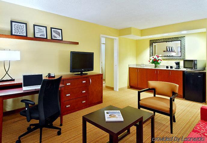 Courtyard Sarasota Bradenton Airport Hotel Room photo